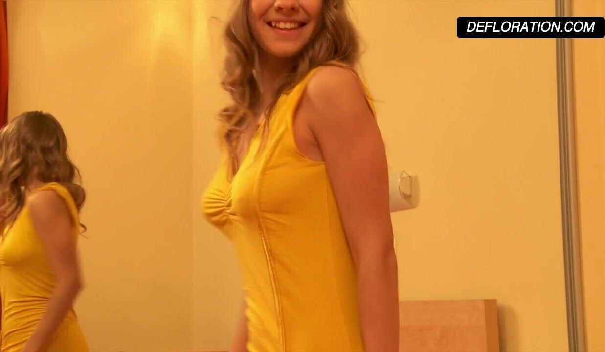 Muzhikobab masturabtes and plays with her body