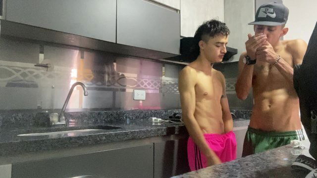 VECINO CHUPA PENE MIENTRAS FUMO