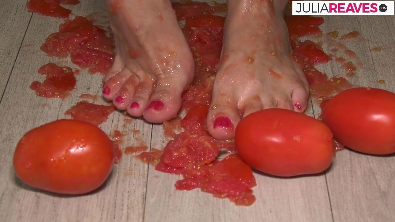 She Makes Tomato Juice Naked And Gets Horny While Doing It - KinkyBitches
