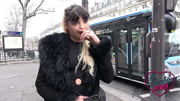 Naomie, jeune aguicheuse adore s&eacute_duire