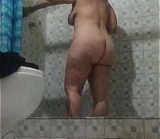 CAMARA OCULTA EN LA DUCHA - ESPIANDO A MI MADRASTRA MADURA