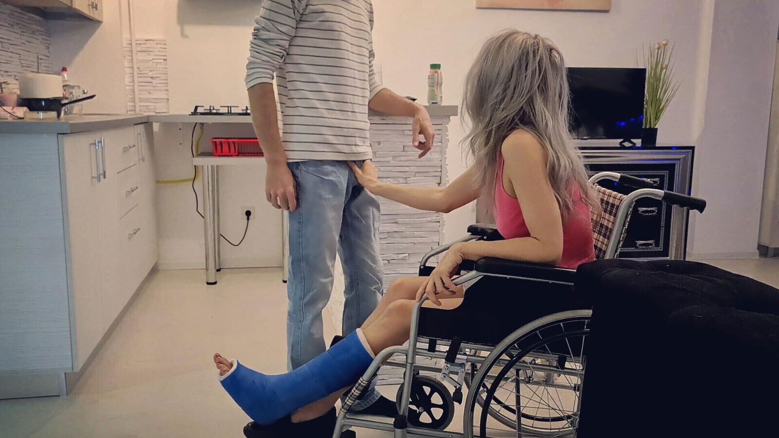 Slut with broken ankle wheelchair asked help, gave facial instead