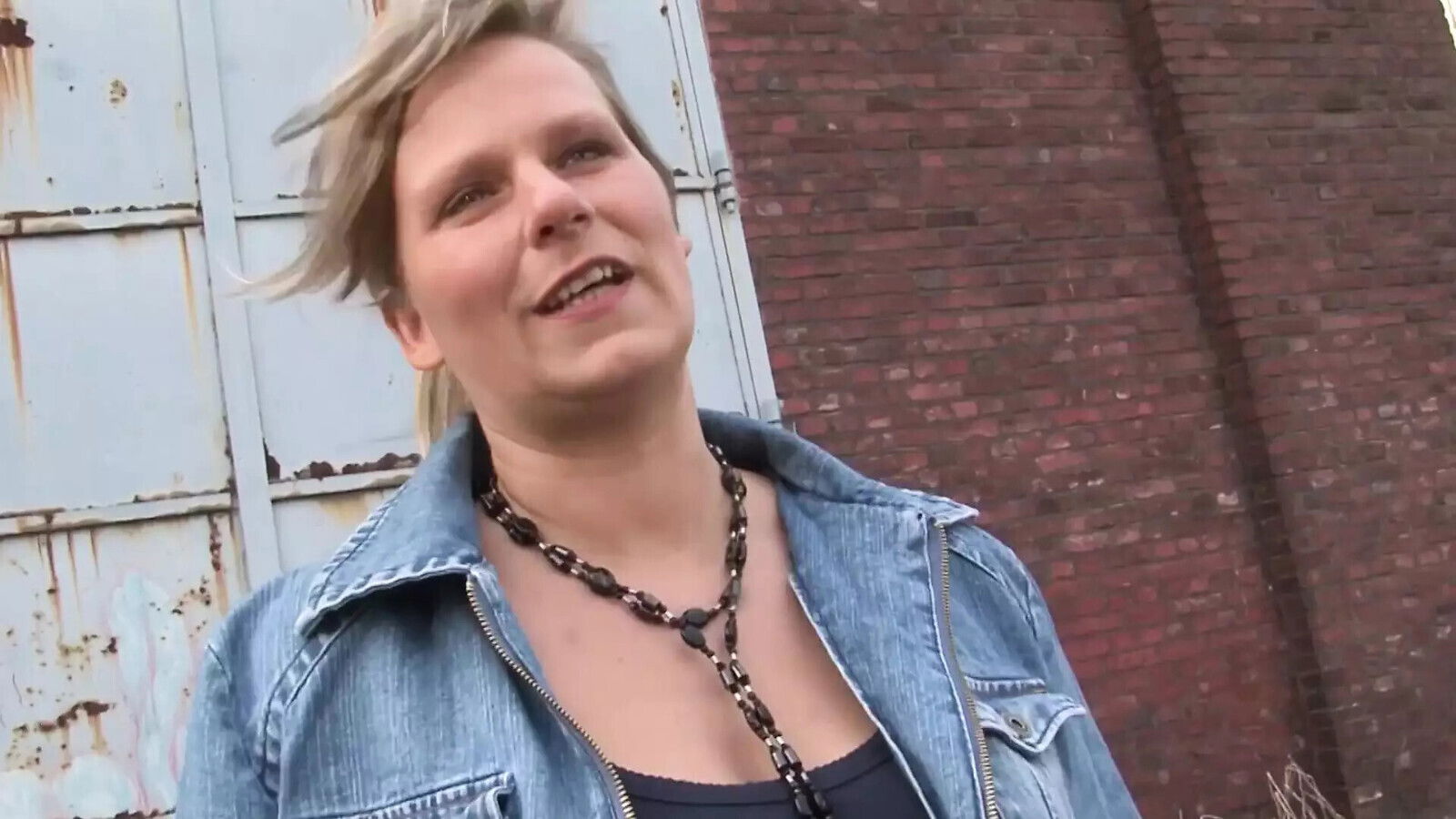 Sabine alone home makes front neighbor