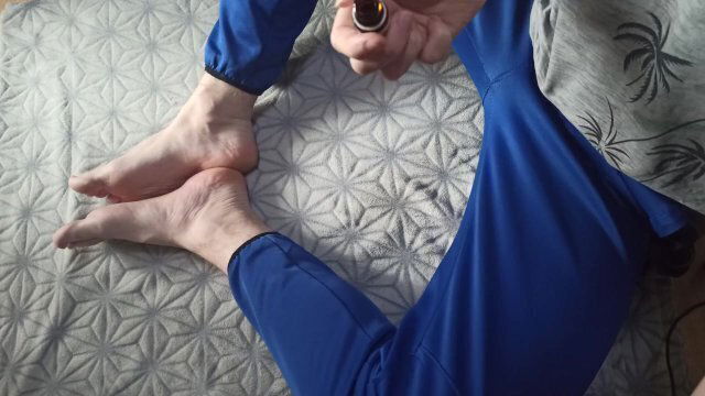 Massages feet with essential oils enjoys