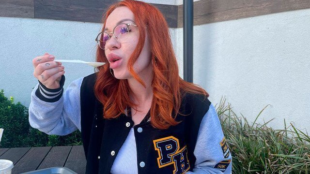 Schoolgirl sucked burger