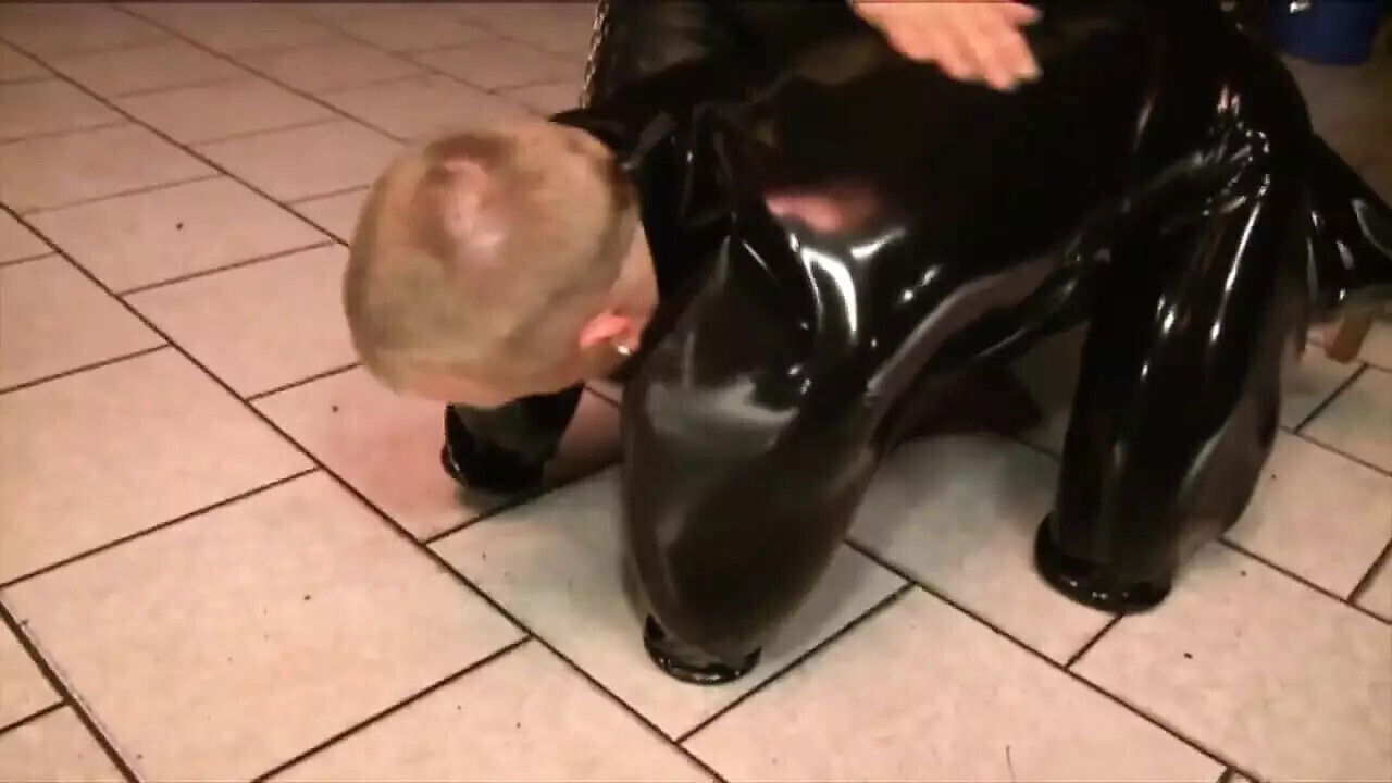 Dominant German Rubber Master Drills Slutty