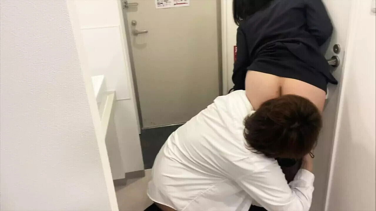 [The day when I came home with my girlfriend after work and immediately kissed her and SEX] I took down her black pantyhose in a suit and made her squid with the back back and cleaned my lower body with a ...