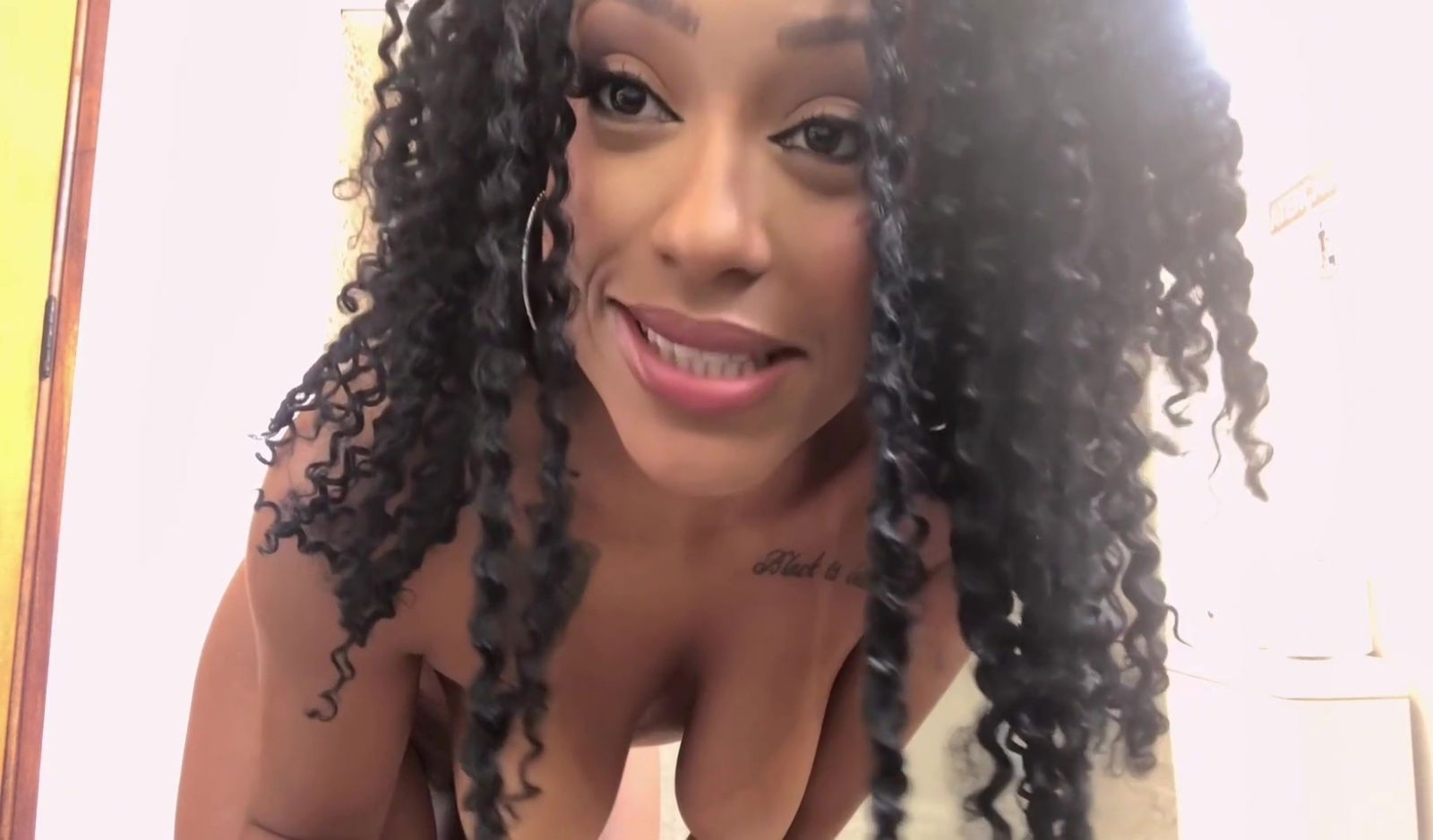 Vicky Menage - Atriz Porno Mostra Bastidores Antes De Gravar Com 5 Machos Pirocudos Arrombando Seu Cuzinho 10 Min