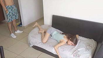 FLACA CALIENTE ESTABA SO&Ntilde_ANDO QUE LA FOLLABAN Y SU HERMANASTRO LE DEJA EL CO&Ntilde_O BOQUIABIERTO