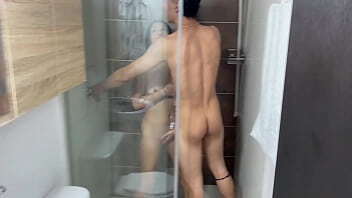 Invito a mi t&iacute_mida hermanastra a ba&ntilde_arnos Para follarmela duro y correrme en su co&ntilde_o.