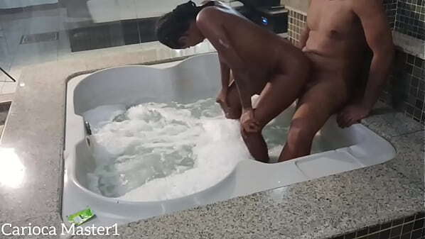 Safada chamou para curtir hidromassagem