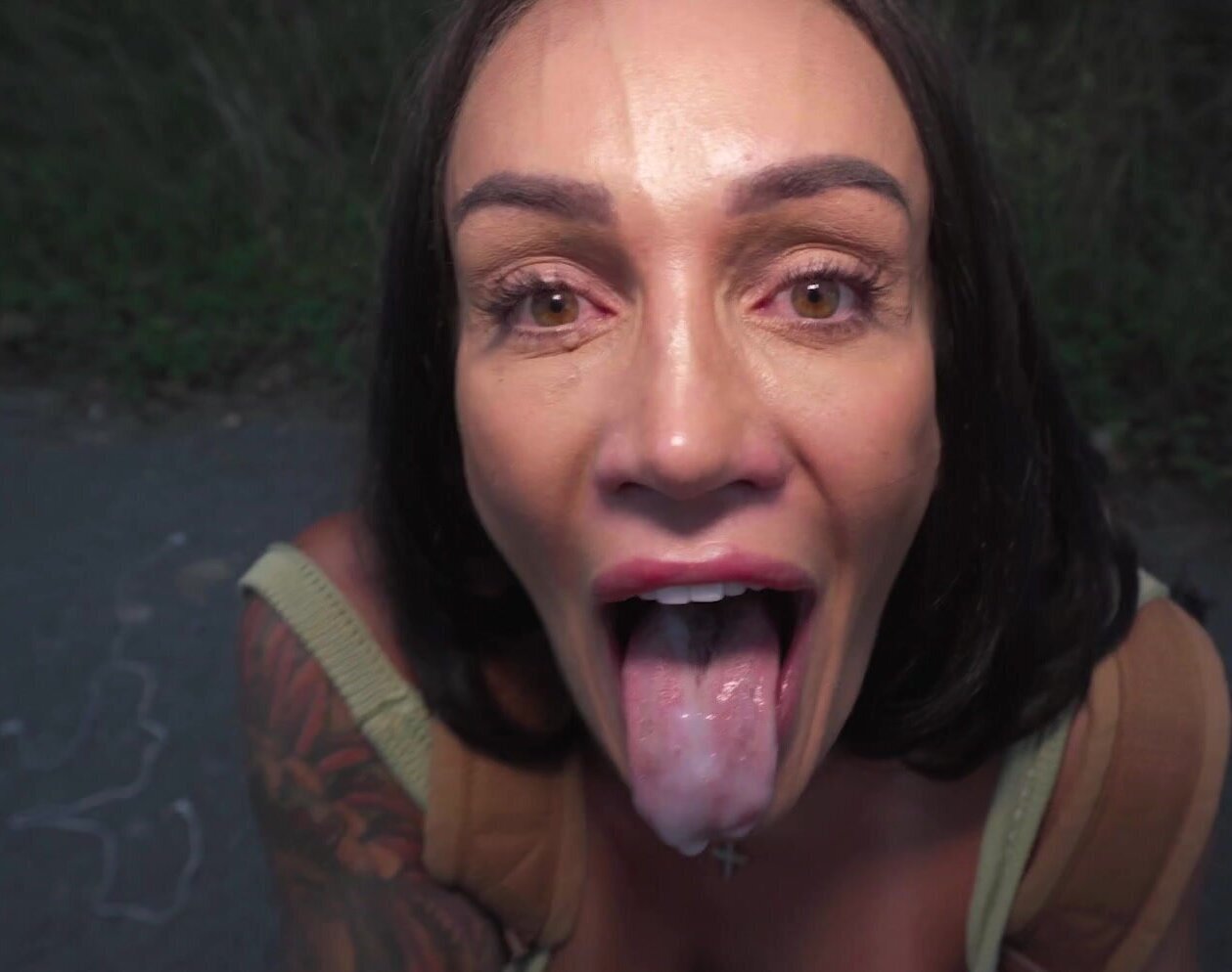 Tattooed Hayley Vernon with giving amazing blowjob