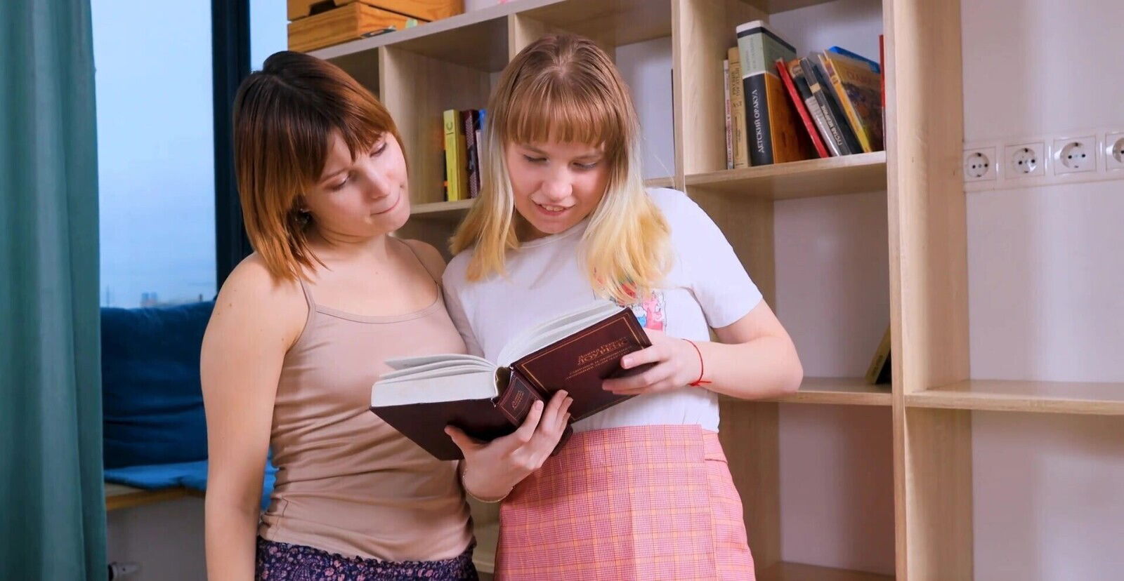 Tattooed Alien Katt moans while being pleasured Karina Starr