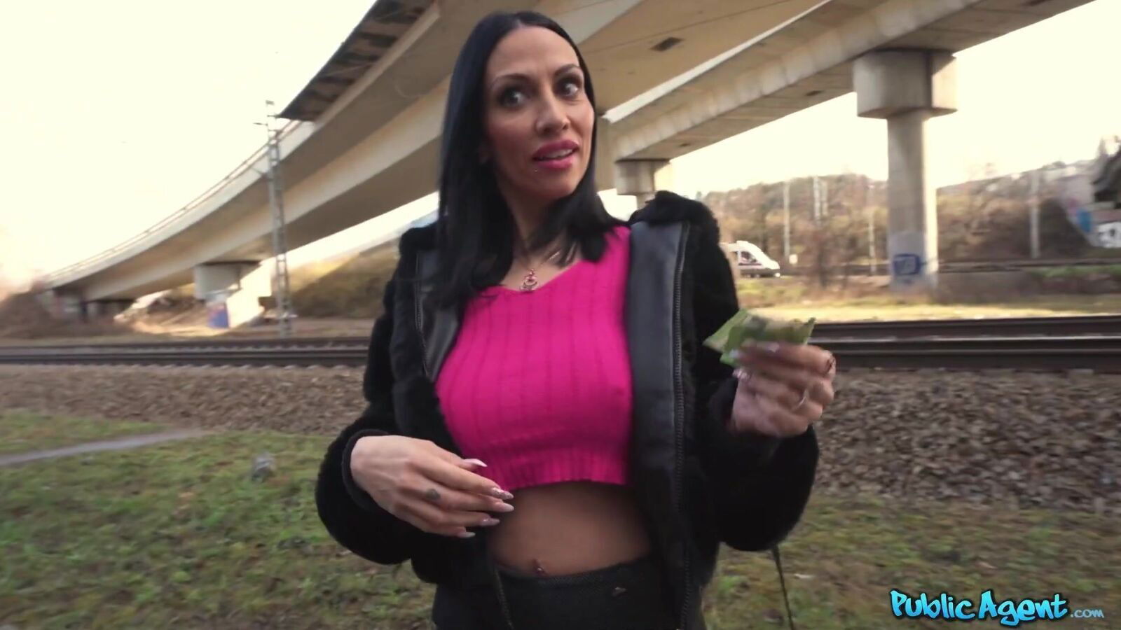 Horny Italian MILF Tourist takes Cash Show Ass: Martin Gun, Giulia Diamond Fuck