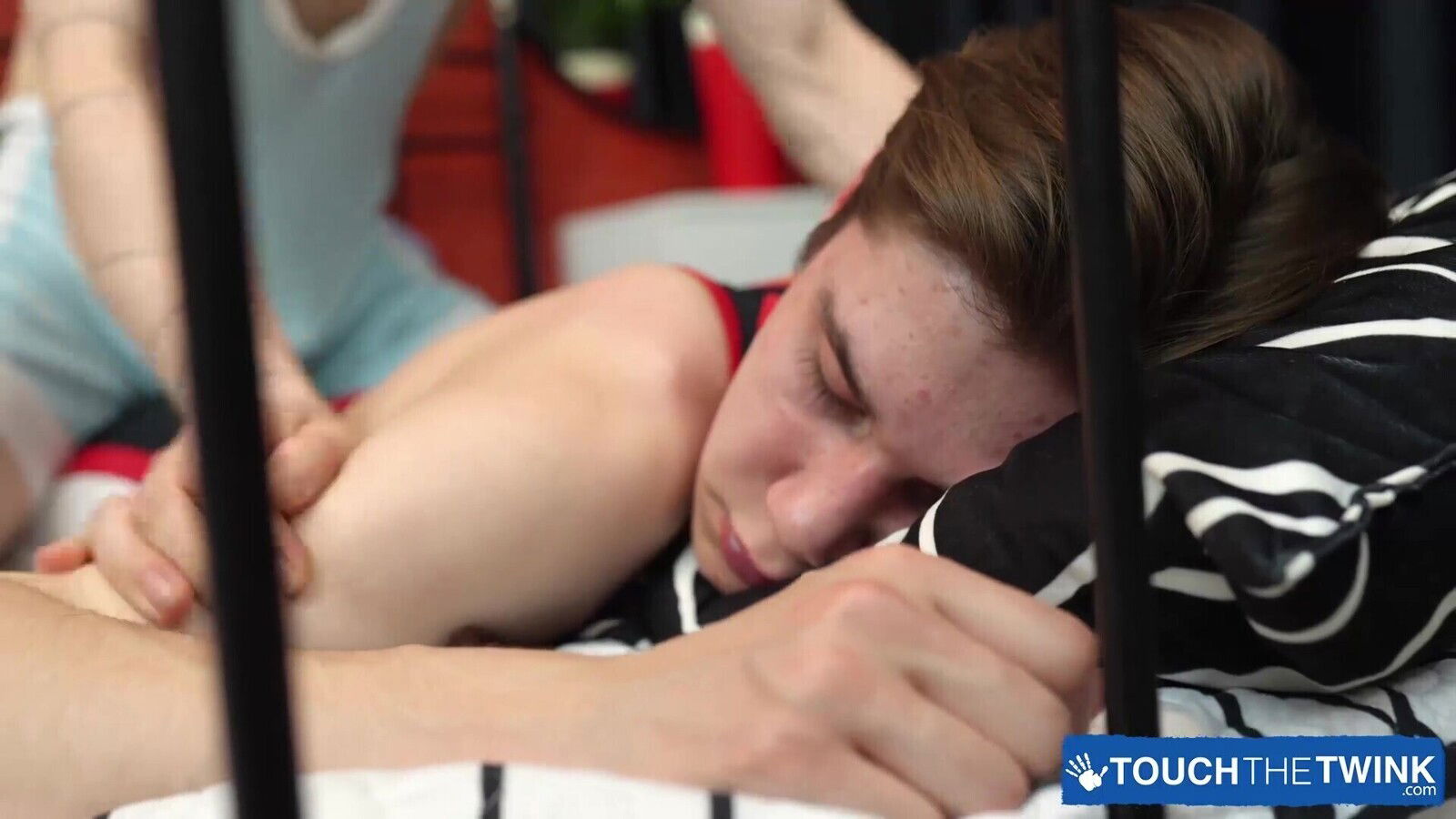 Amon Volkov Cock Massages Scott Smith After Make Out