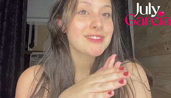 Morena brasileira com peitos grandes se masturba com seu brinquedo at&eacute_ gozar - Julygarcia.com.br