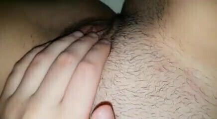 Freundin spielt an der Fotze 