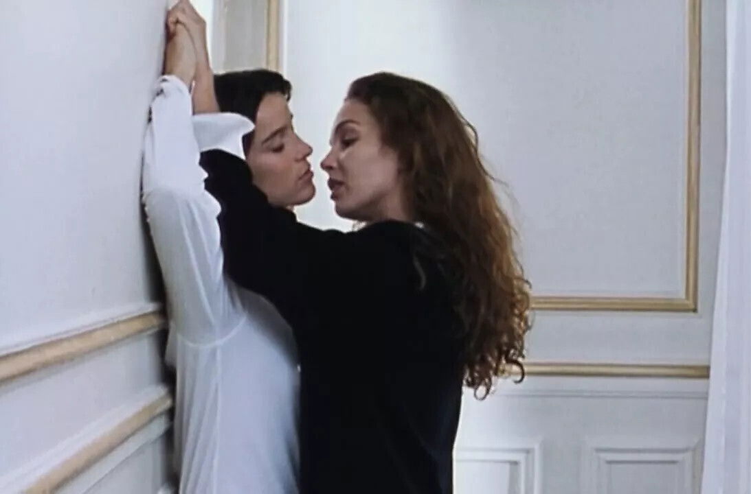 Claire Keim Agathe Boulaye lesbian love scenes