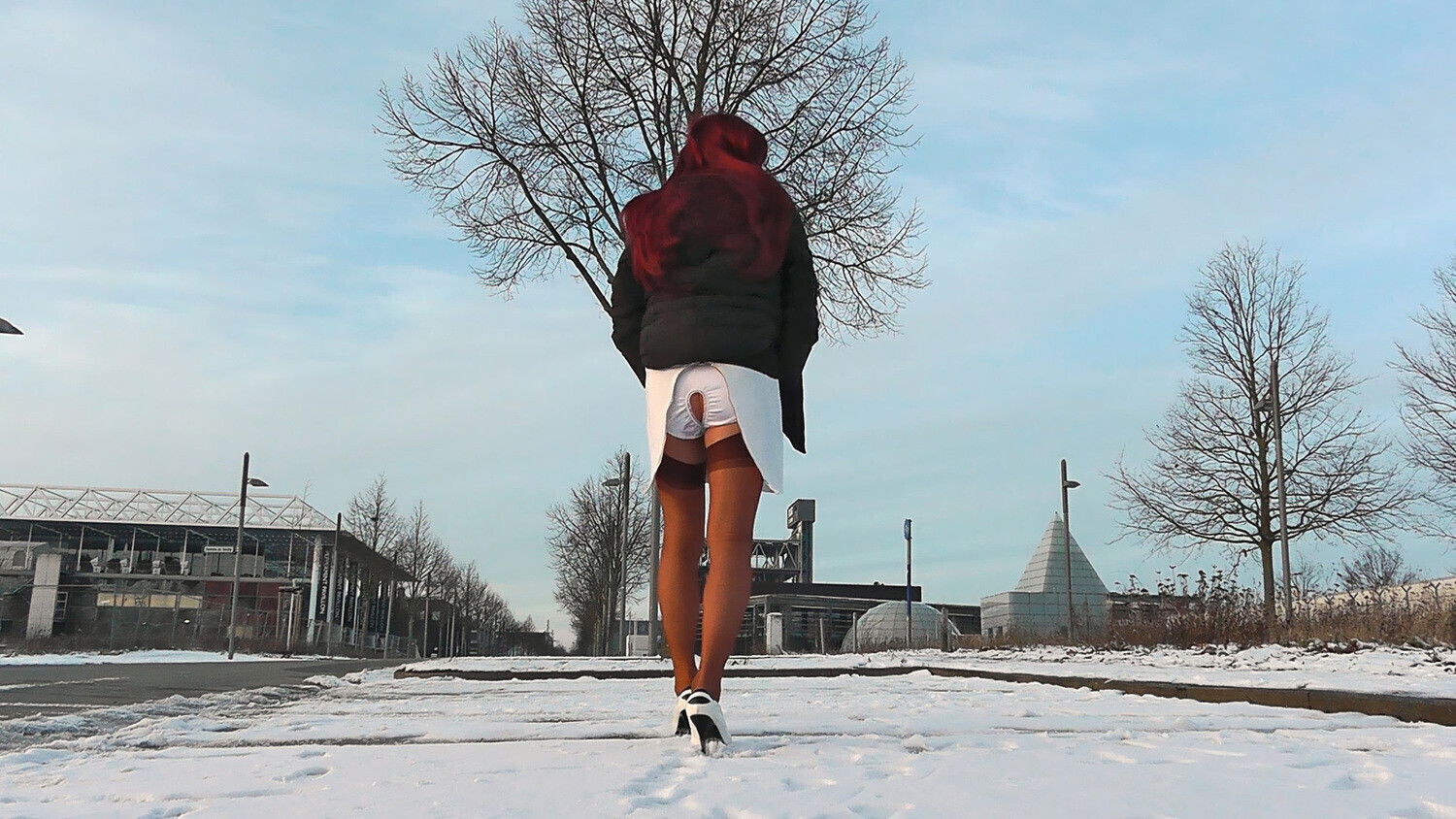 Saucy Prowl tight skirt with backdoor zipper very inviting