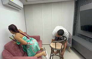 pongo muy cachonda a mi timida hermanastra mientras le ayudo a planchar su cabello para que pueda salir con su novio,