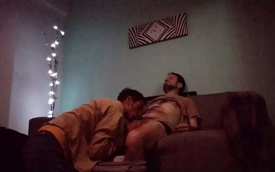 Haciendo poco masajes saboreando verga...