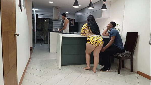 follo esposa mejor amigo mientras cocina