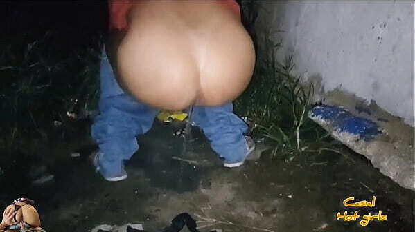 Barbie exibindo pelas ruas, exibindo corpo boneca quebrada