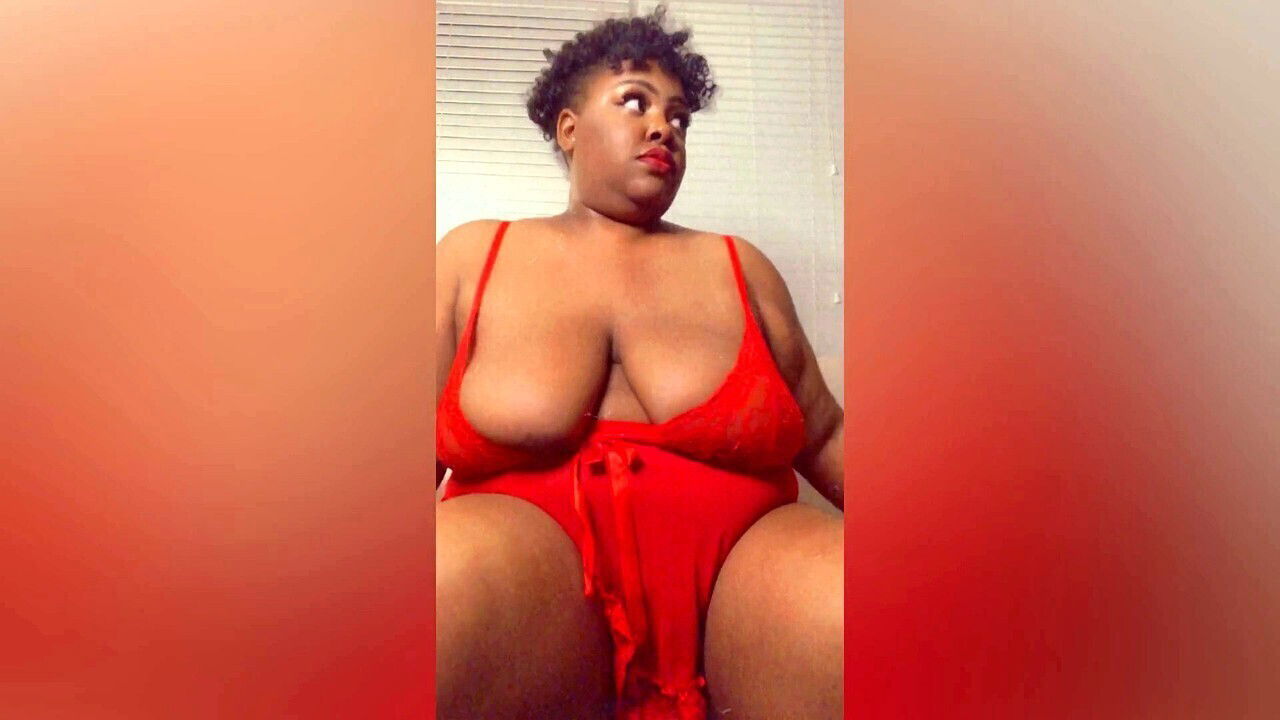 Trina Foxx, stunning lingerie, viewers with curves