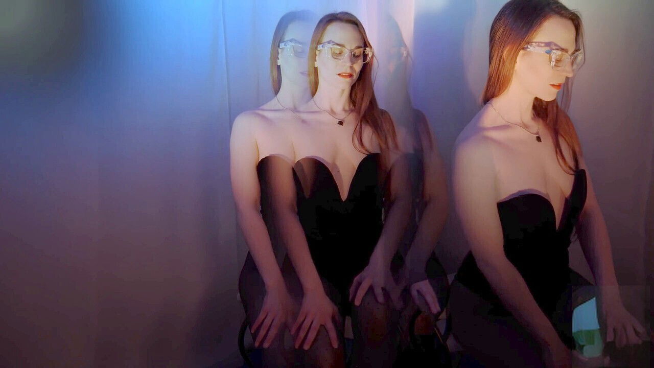 Seductive European lingerie plays breath control games