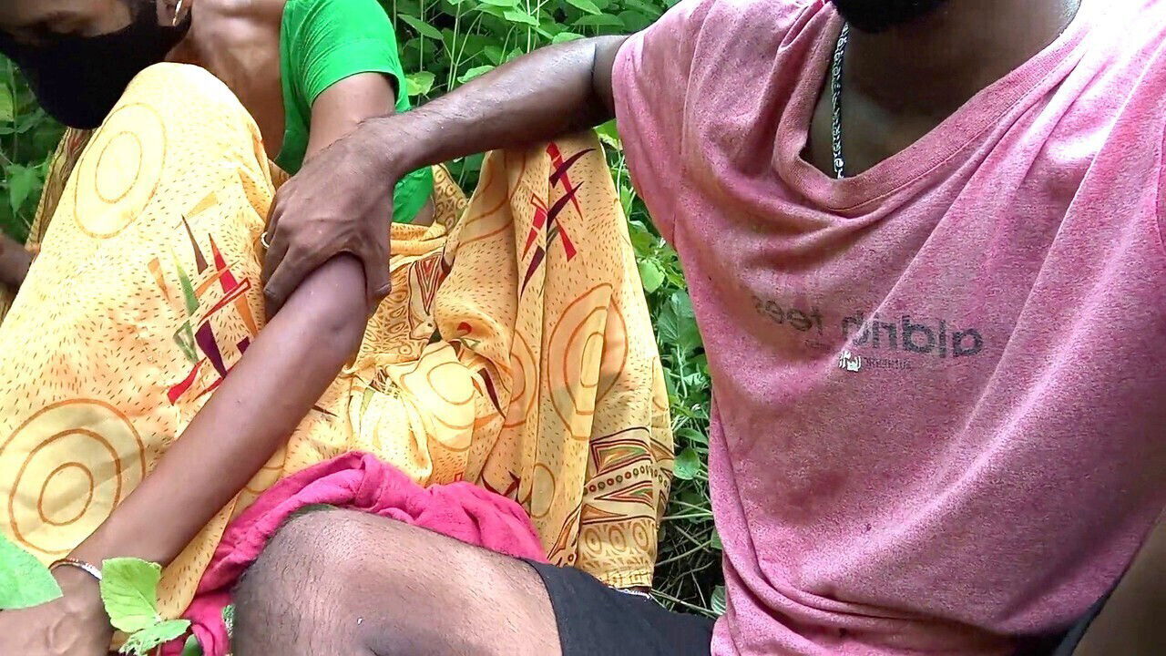 Indian girls passionately kiss indulge steamy Desi outdoors