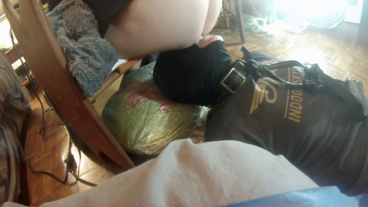 Obedient wife indulges face-sitting worship