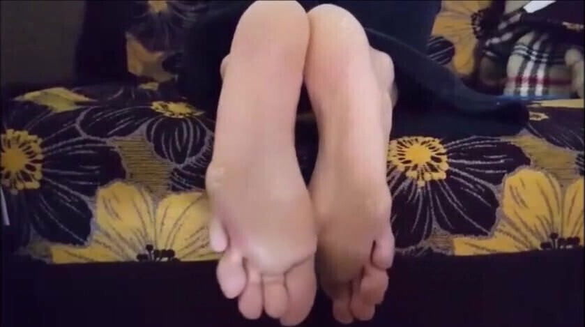 Toula moves sexy (size feet