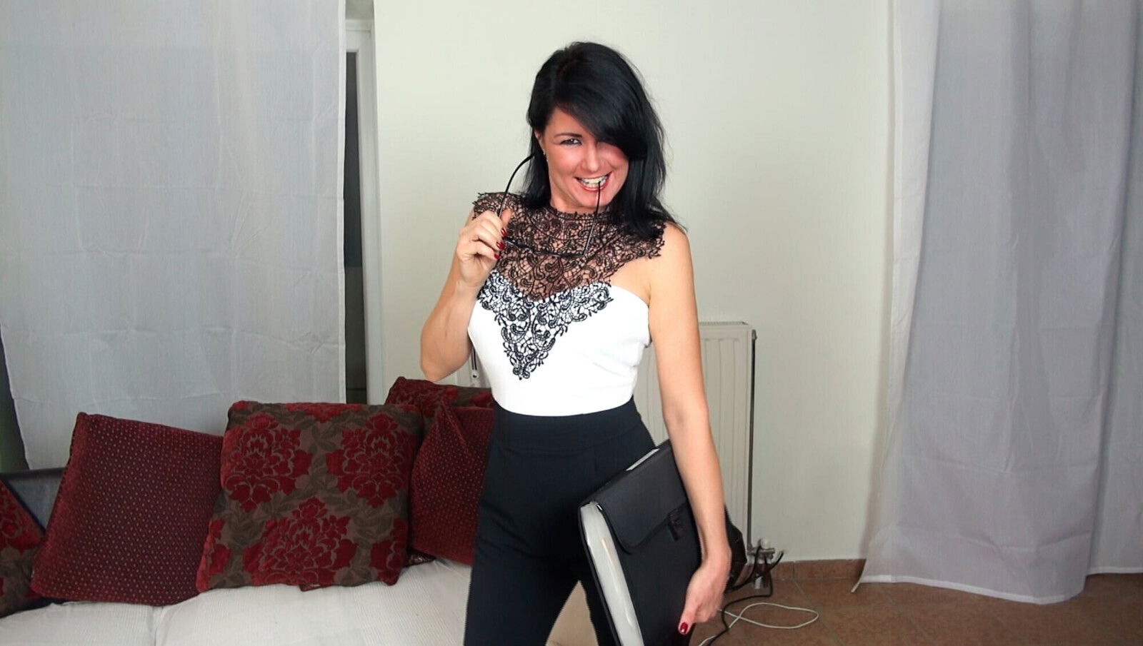 Scandal! Horny Teacher seduces! Deep pussy good grade