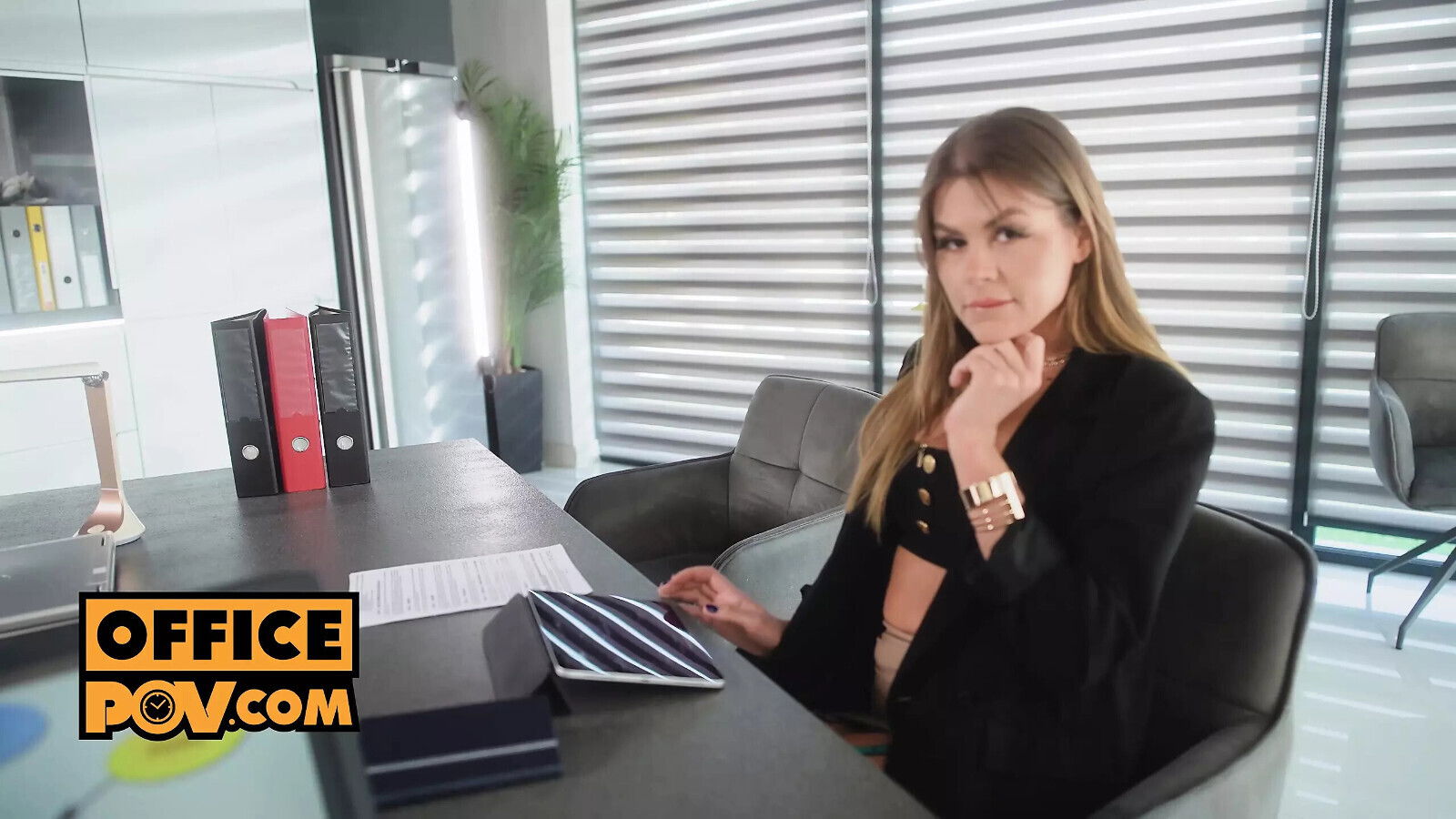 Office side piece Zlata Shine tempts work