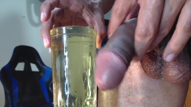 Llenando vaso orina polla cortar prepucio grandes bolas