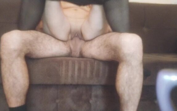 Divanda emisinin arvadinin amcigini sikib ustune bosalan siki yeke oglan