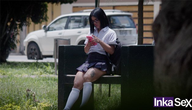 Inocente colegiala latina culona llevada mentiras casa extraño para follar
