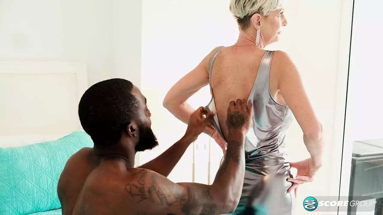 Meet Foxxxy, 60-year-old wife, MILF GILF with