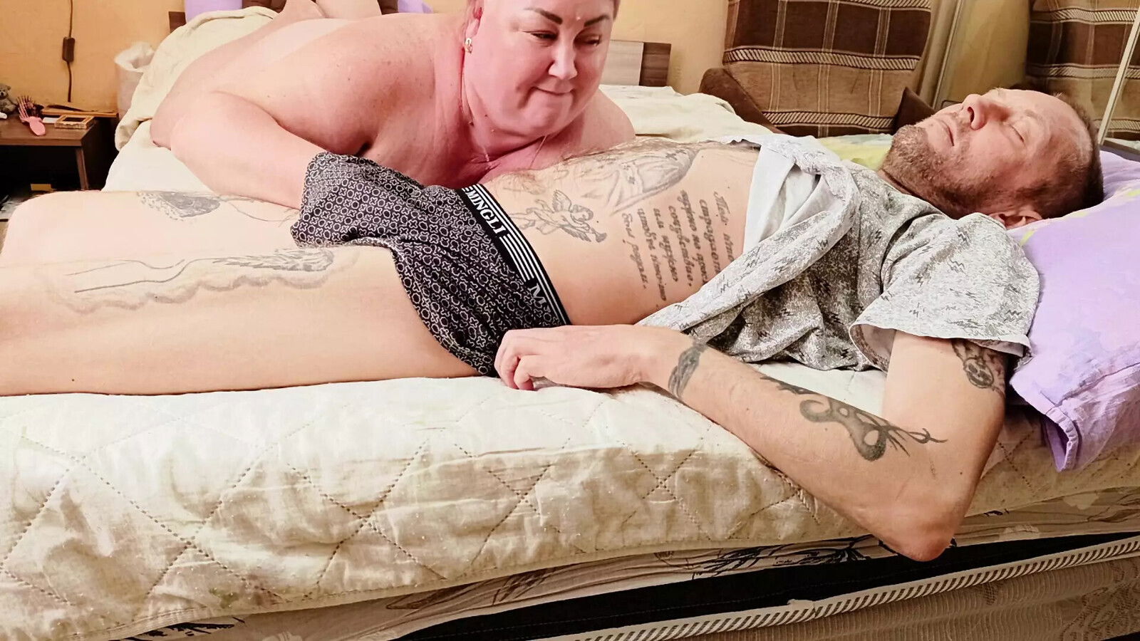 girlfriend gives blowjob while wife work