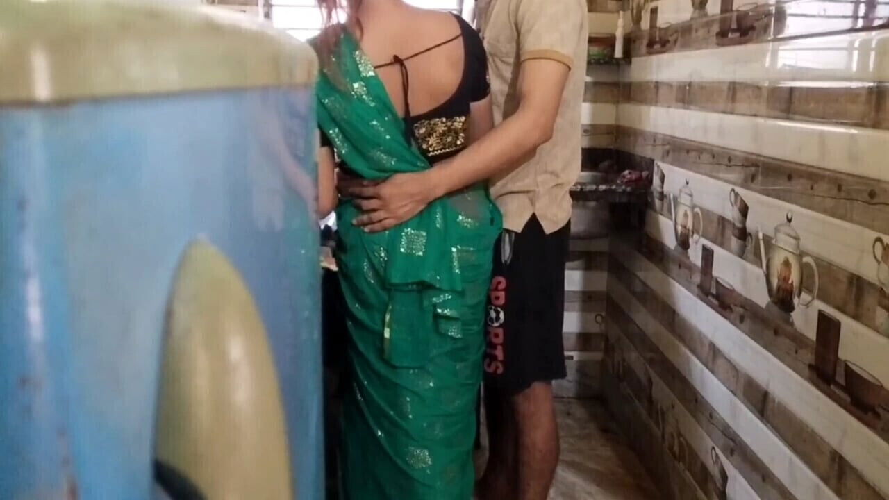 Desi kitchen mein bhabhi discount pani nikali dewar