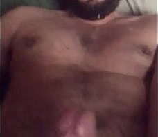 (repost) me masturbo tan rico que la leche me pega en la cara