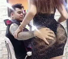 ESTILISTA CORTANDO CABELLO ACABA EN FINAL FELIZ