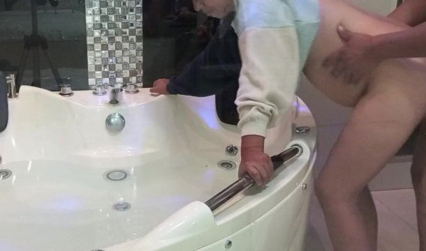tarde jacuzzi vecina rico sabroso