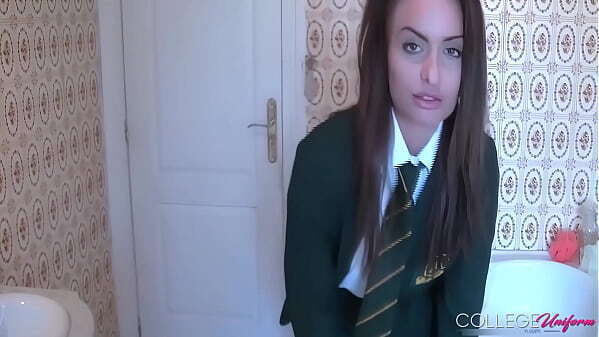 Cute College Girl Sarah Louise Showing Sexy Lingerie!