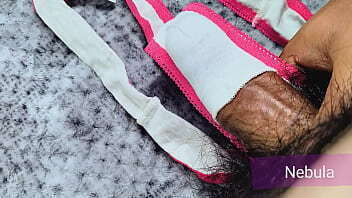 masturb&eacute_ corr&iacute_ sobre tanga flores rosas novia