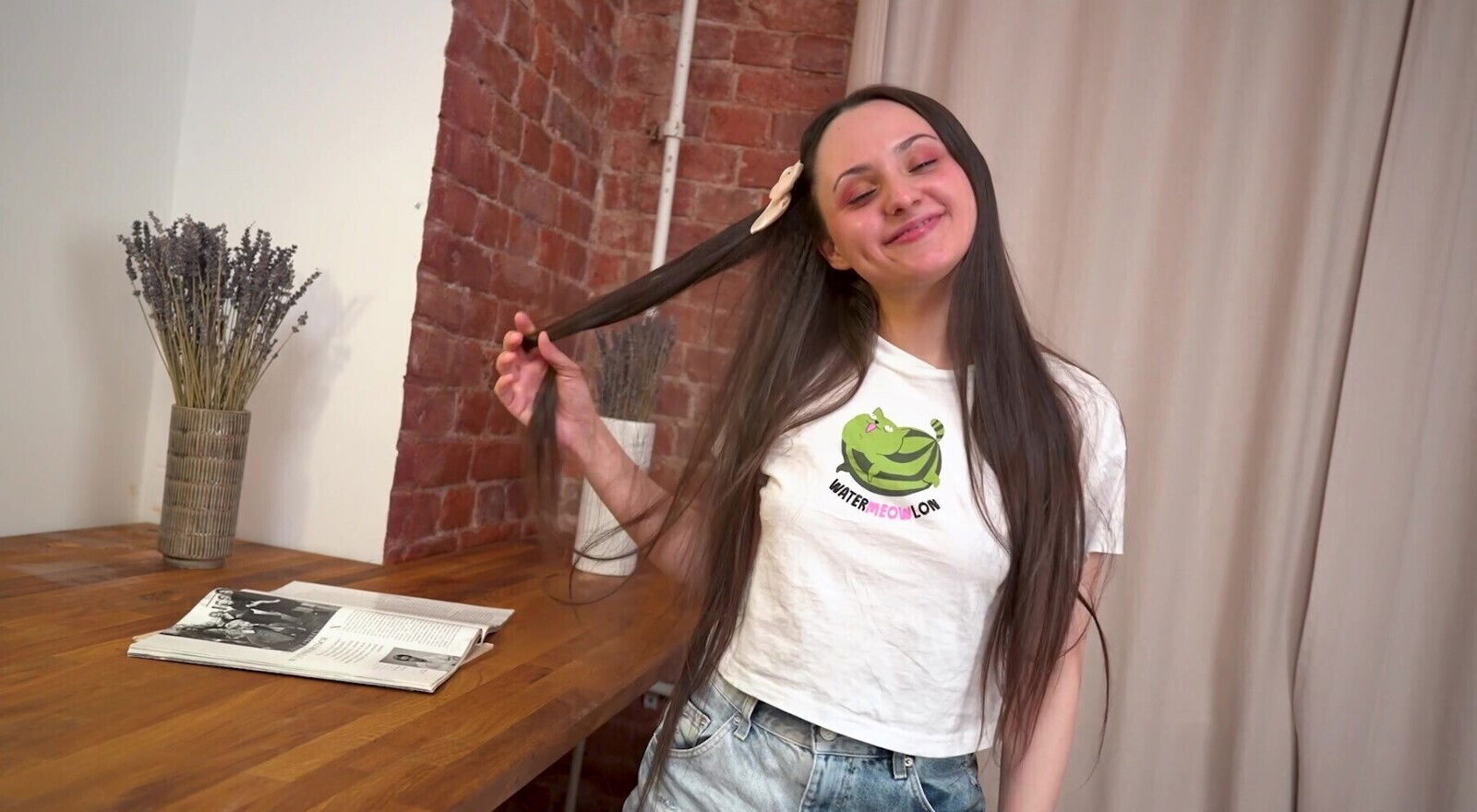 Solo brunette Krindz enjoys while fingering pussy