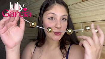 Morena novinha brinca com bolinhas e plug no seu c&uacute_zinho - Julygarcia.com.br