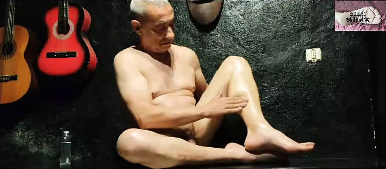 TUGA MALE PASSES LEGS