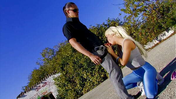 Fucking beauty blonde cougar outdoor