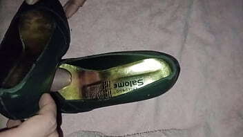 Culeo rico tacones negros usados.